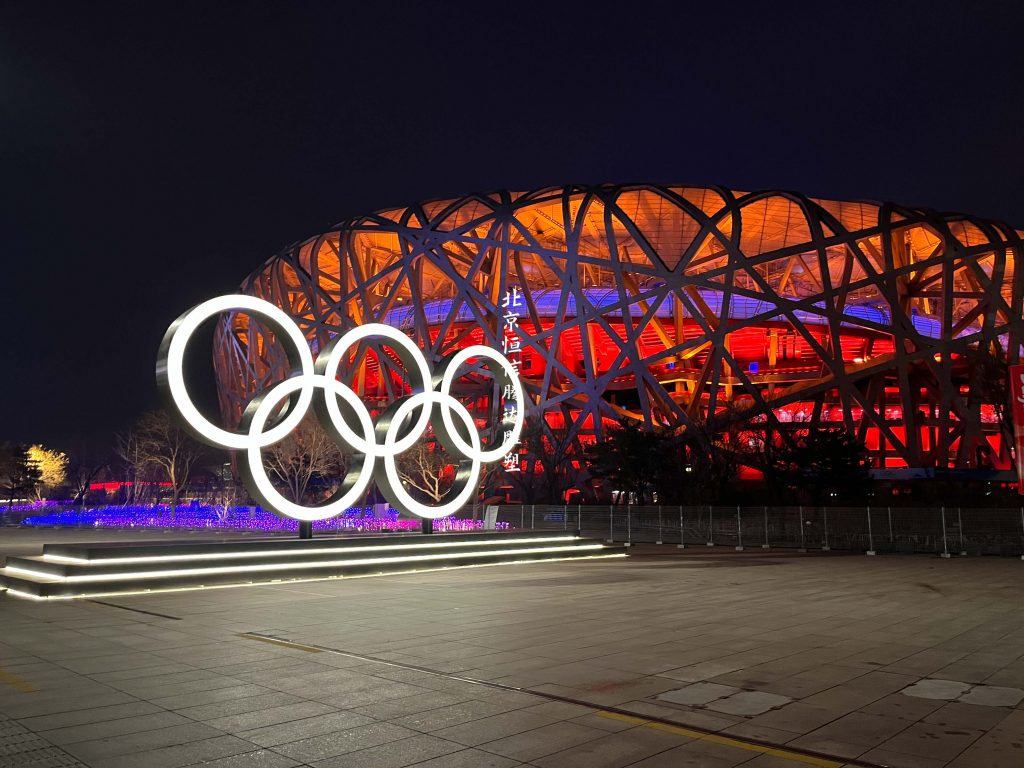 北京恒信腾达雕塑圆满完成2022年冬奥会“鸟巢”奥运五环及残奥会主体标志不锈钢雕塑制作